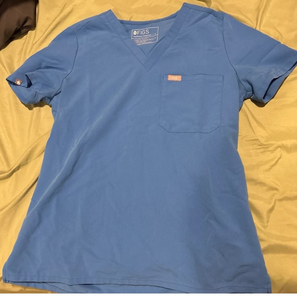 FIGS CATARINA ONE POCKET SCRUB TOP